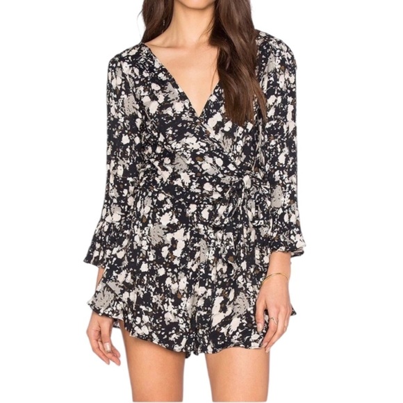 FREE PEOPLE “All the Right Ruffles” Shorts Romper Key Hole Back in B/W Size M - Picture 1 of 9